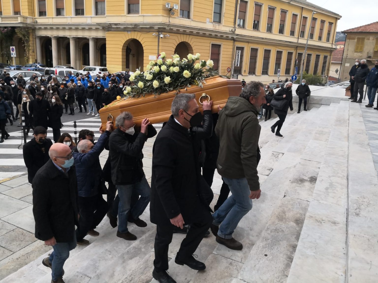 Imperia Un Duomo Di Porto Maurizio Gremito Per L Ultimo Saluto A