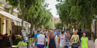 Migliaia di vacanzieri attesi per “DianAffari”: shopping e tanto intrattenimento domani a Diano Marina