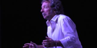 Parole crociate e sketch, Claudio Batta diverte Diano