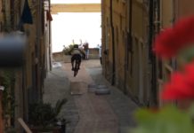 Il Downhill sfreccia tra i caruggi del Parasio