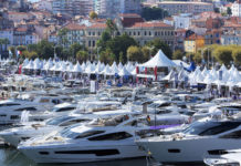 Cannes, colpo grosso dei ladri di orologi. Uno scippo da 150mila euro su scooter con targa italiana