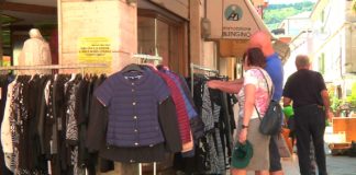 Diano Marina, la guerra degli stendini nelle vie del centro