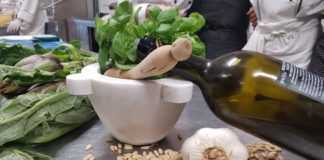 Diano Marina, Aromatica: iscrizioni aperte per il ‘Campionato Mondiale di Pesto al Mortaio’ pesto