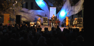 Il travolgente recital di Moni Ovadia contro i pregiudizi razziali