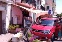 Strage sfiorata a Santo Stefano: sfonda il dehor di un bar con l’auto