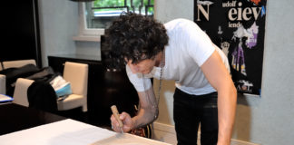 Sanremo, Ermal Meta dona al Museo del Festival di Sanremo alcuni cimeli