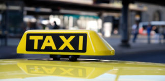 Servizio taxi per consegne di beni a domicilio, Imperia stabilisce le tariffe massime: 10 euro in centro, 15 per le frazioni taxi