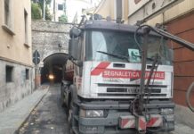 Imperia, foto di Benito sul camion di Galleria Gastaldi. ‘Potere al Popolo’: “Revoca dell’appalto alla ditta esecutrice per apologia di fascismo”