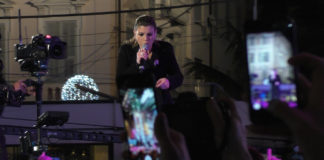 Emma Marrone dopo mezzanotte: bello show in piazza Colombo, “ma è troppo tardi”