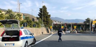 Sanremo, Polizia Municipale al casello autostradale per fermare eventuali arrivi in città polizia autostrada sanremo