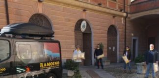 Coronavirus, la Ramoino srl di Pontedassio riconverte la produzione in mascherine: donati al Comune 500 pezzi