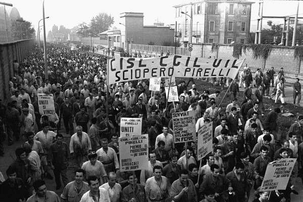 Sciopero operai Pirelli fuori dalla fabbrica, Milano 1969
