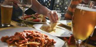 Via libera alle cene con gli amici dal 18 maggio? Il governo starebbe valutando l’opzione di ampliare le visite