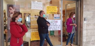 Serrande alzate e luci accese, il grido di protesta dei commercianti del comprensorio intemelio: “Così non si può andare avanti. Vogliamo chiarezza dal Governo”