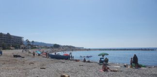 Ventimiglia, sacchetti di iuta sulle spiagge per indicare le distanze: “Evitiamo assembramenti”