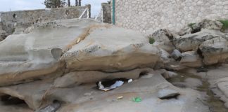 Rifiuti abbandonati sugli scogli di Capo Ampelio. Inciviltà e menefreghismo a danno di residenti e turisti