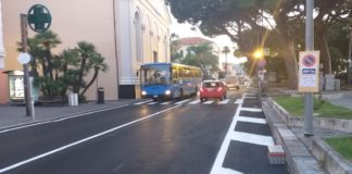 Diano Marina, 50 posti auto in meno sulla via Aurelia dopo il rifacimento Anas della segnaletica stradale. Za Garibaldi: “Chiederemo di accellerare i lavori sull’ex sedime ferroviario per ridurre i disagi”
