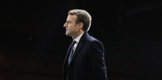 Francia, sì agli spostamenti durante le feste, no a bar, ristoranti, stazioni sciistiche. Macron: “Il vaccino non sarà obbligatorio” emmanuel macron