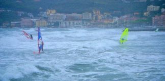 Diano Marina: il Windfestival prosegue nonostante l’allerta meteo, i campioni Traversa e Mussolini danno spettacolo