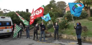 Sit-in dei sindacati davanti all’Asl 1: “Sostegno al personale. Difficoltà dovute a mancanze che ci portiamo dietro da anni”