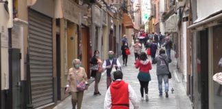 La variante omicron spaventa il Paese, i sindaci chiedono al Governo la mascherina obbligatoria anche all’esterno