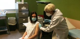 Covid-19, al via le vaccinazioni in Liguria: prima vaccinata l’infermiera Gloria Capriata