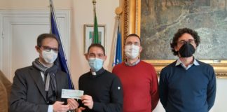 Bordighera, consegnato il fondo di solidarietà della Giunta a don Salvatore Albano