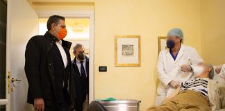 Covid-19: al via le vaccinazioni in farmacia, Toti: “Prima regione in Italia a farlo, verso obiettivo 13mila somministrazioni al giorno”