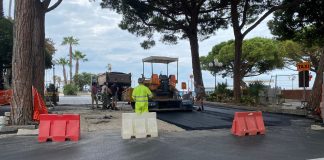 Diano Marina, procedono le asfaltature in città: in piazza Jacopo Virgilio rimosse le radici di pino