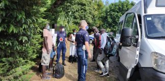 Diano Marina, contrasto al commercio abusivo: bloccato un bus-navetta con a bordo una decina di stranieri