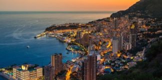 Le mille luci di Monte-Carlo. Tanti contagi, pochi turisti, no a feste, musica e brindisi all’aperto monaco