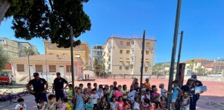 Diano Marina, incontro tra la Polizia locale e i bambini della scuola estiva di villa Scarsella su ambiente ed educazione stradale
