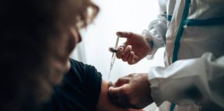 Covid, cresce il numero di positivi ricoverati negli ospedali liguri. L’assessore regionale Gratarola: “Appello ad anziani e fragili: vaccinatevi” vaccino