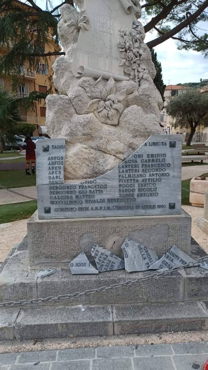 vandalismo monumento caduti taggia