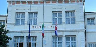 Il Comune di Bordighera issa a mezz’asta la bandiera del Regno Unito nel giorno dei funerali della regina Elisabetta II comune bordighera