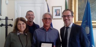 Bordighera, targa di riconoscimento al geometra Marco Garzoglio da parte dell’amministrazione comunale per la ricostruzione del pontino tra gli scogli di Sant’Ampelio