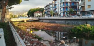 Diano Marina, raccolti 12 sacchi di rifiuti dal torrente San Pietro