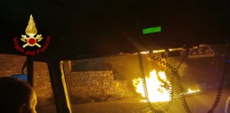 Diano Marina: a fuoco una macchina nella notte su Capo Berta