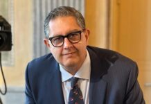 Inchiesta corruzione, Giovanni Toti pronto a patteggiare 2 anni e 1 mese: farà 1.500 ore di lavori socialmente utili giovanni toti