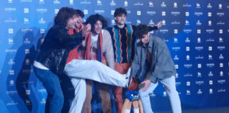 Sanremo 2023, Colla Zio show in conferenza stampa: cantano live l’inedito “La Palma”. Giornalisti stregati dalla band Colla zio