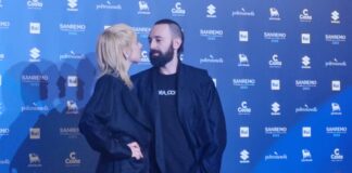 Sanremo 2023, i Coma Cose annunciano il matrimonio in sala stampa. Arriva l’applauso soprattutto per ‘L’addio’: “È la nostra poesia in musica” coma cose