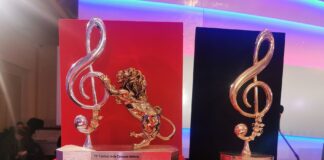 Sanremo 2023, Cugini di Campagna in ritardo. In sala stampa arrivano gli ambiti Premi della Critica