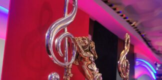 Sanremo 2023, l’uscita dei cantanti per la serata cover. Verranno anche assegnati tre premi; stasera sul palco il cast di “Mare Fuori”