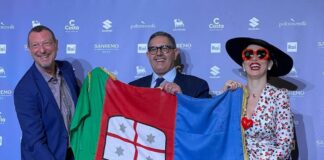 Sanremo 2023: Toti, Amadeus e Francini uniti dalla bandiera della Regione Liguria. Questa mattina in conferenza stampa la consegna ufficiale toti Sanremo