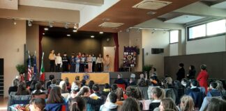 Diano Marina: il Lions Club consegna le bandiere tricolori agli alunni dell’istituto comprensivo Dianese