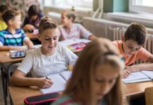 Assunzione da concorso scuola PNRR1, la denuncia di una lettrice: “Graduatorie ferme, niente scorrimento. A rischio centinaia di assunzioni” bambini scuola