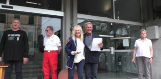 Diano Marina, inaugurato il defibrillatore donato dal Lions Club. Manitta: “Strumento molto utile per i cittadini e i turisti” Diano marina Lions