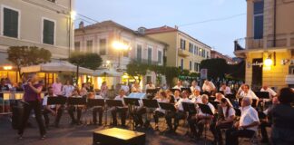 La banda musicale Città di Diano Marina incanta una gremita piazza del Comune con il primo concerto estivo