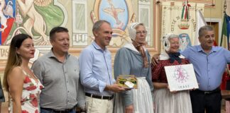 World Folklore Festival a Diano Marina: scambio di doni in sala consiliare