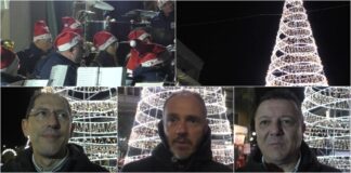 Diano Marina, al via la stagione natalizia: l’orchestra accompagna l’accensione del grande albero di fronte al Comune natale diano marina